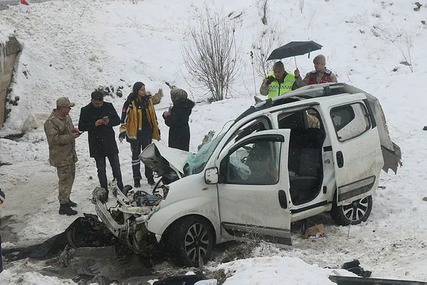 erzincanda-feci-kaza-cezaevi-araciyla-ticari-arac-carpisti-olu-ve-yaralilar-var-1706273225524.jpg Erzincan'da feci kaza! Cezaevi aracıyla ticari araç çarpıştı! Ölü ve yaralılar var... - 2