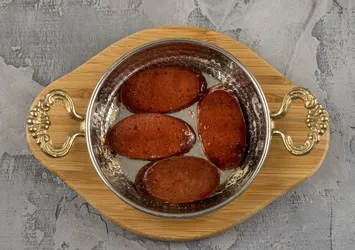 Sucuk kızartırken yarım bardak ekleyin! Lezzetini ikiye katlıyor...