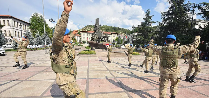 Komandolardan halk oyunları gösterisi