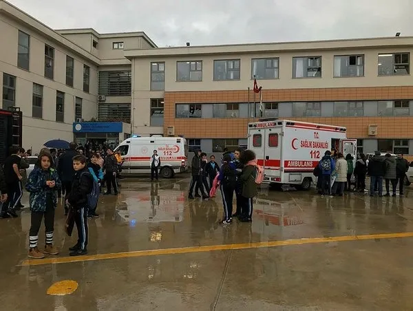 Ağır kokudan etkilenen öğrenciler hastaneye kaldırıldı - 1
