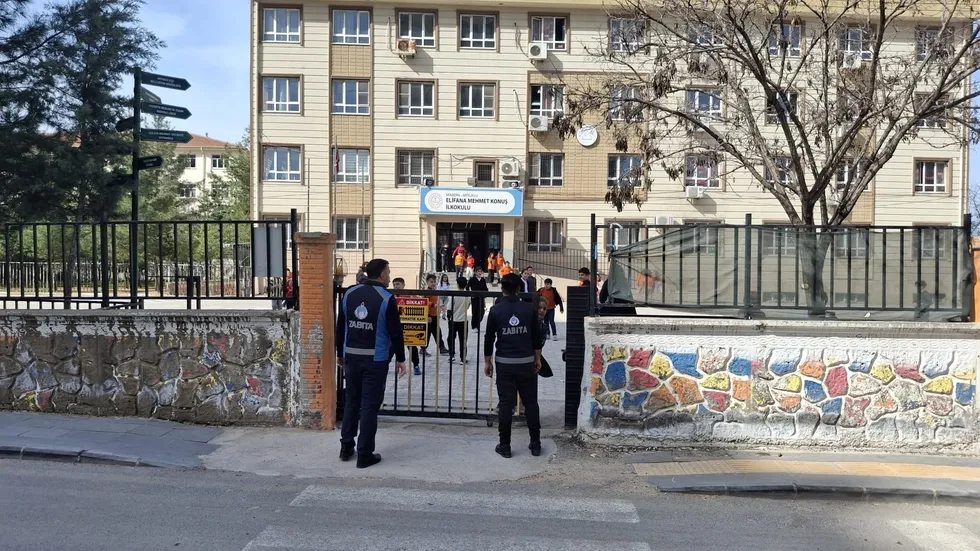 icisleri-bakanligindan-81-ile-okul-guvenligi-genelgesi-okullarda-yeni-donem-basliyor-1777110122955.jpg İçişleri Bakanlığından 81 ile okul güvenliği genelgesi! Fiziki ve dijital dünyada tam saha markaj - 2