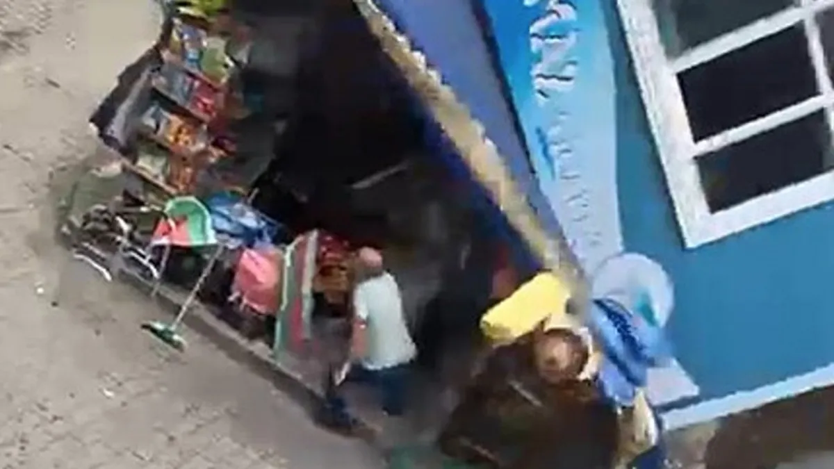 Market üzerine yıkıldı! Yaşlı adam son anda kurtuldu