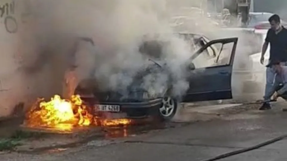 Tamir edilirken alev alan otomobili söndürebilmek için dakikalarca uğraştılar