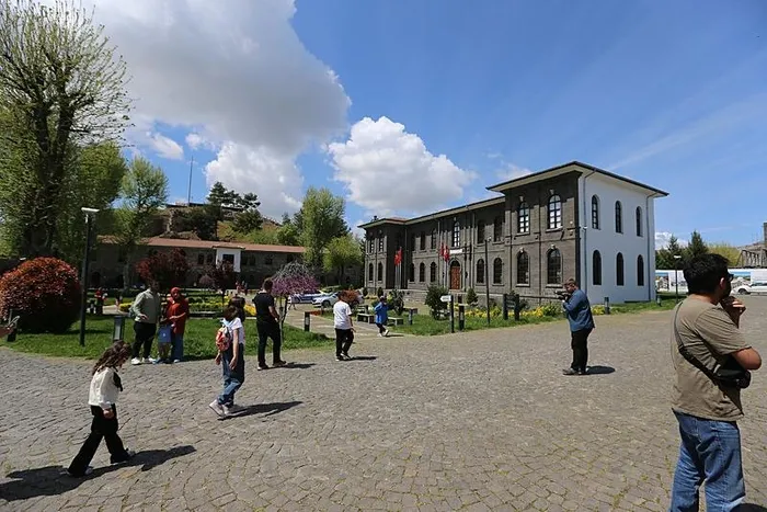 medeniyetler-kenti-diyarbakirda-cifte-bayram-tarihi-mekanlar-doldu-tasti-1712911442830.jpeg "Medeniyetler Kenti" Diyarbakır'da çifte bayram! Tarihi mekanlar doldu taştı - 3