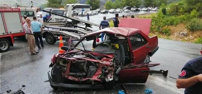 Antalya’da yolcu otobüsü ve otomobil çarpıştı: 1’i ağır 5 kişi yaralandı