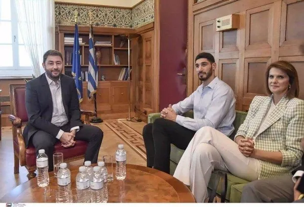 FETO’nun manevi oğlu Enes Kanter Yunan bayrağından sonra Atina Başpiskoposu’nun eline sarıldı!