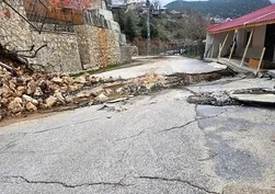 Mersin'de heyelan! Bazı evler zarar gördü
