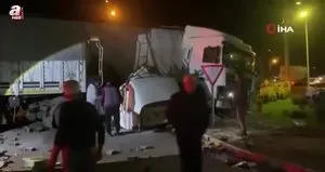 2 tır kavşakta çarpıştı: 2 yaralı
