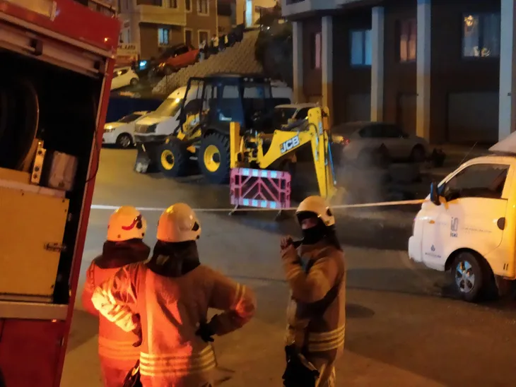 1588227548134.jpg Şişli'de yol çalışması sırasında doğal gaz ve su borusu patladı - 2