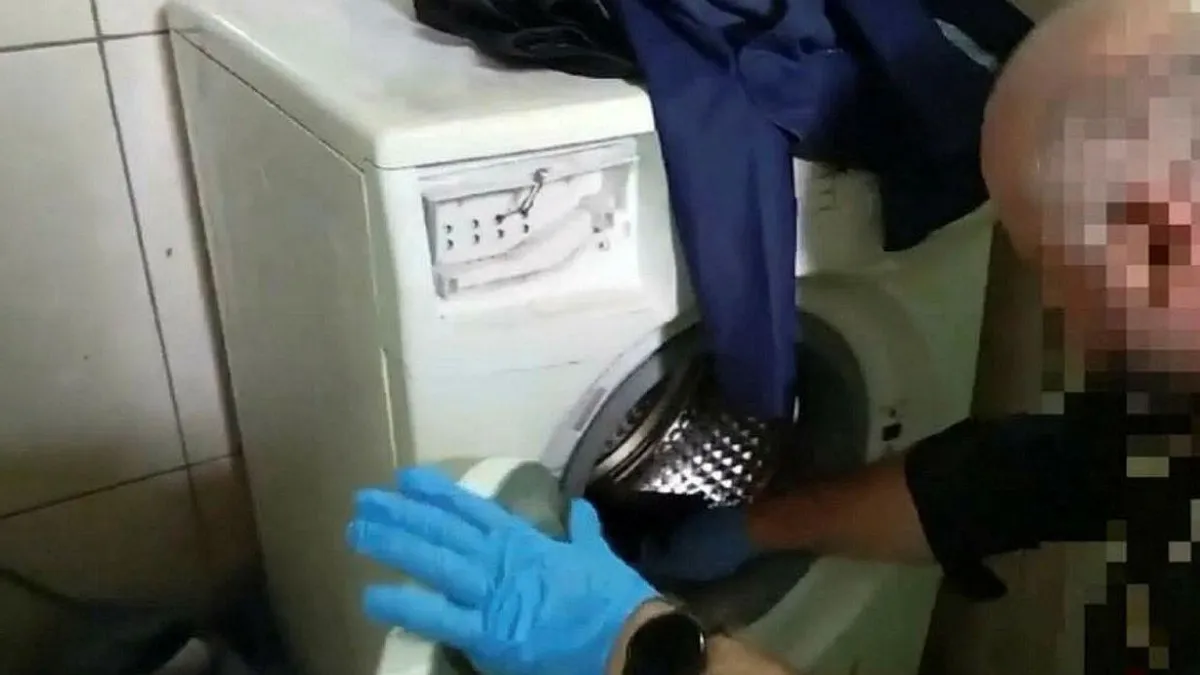 Çamaşır makinesine gizledikleri silahlarla yakalandılar