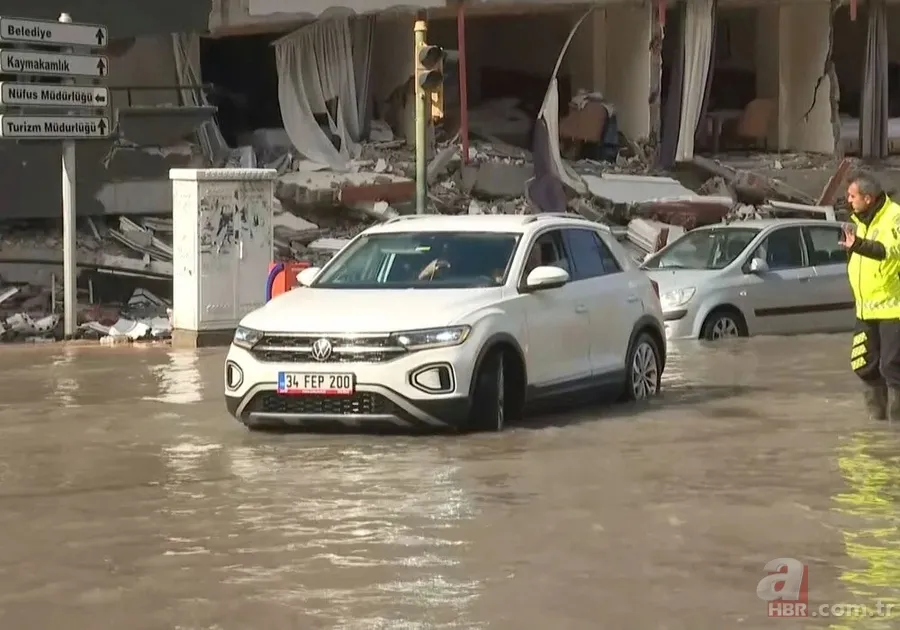 Hatay'da deprem sonrası deniz taştı: 200 metre içeri girdi 8