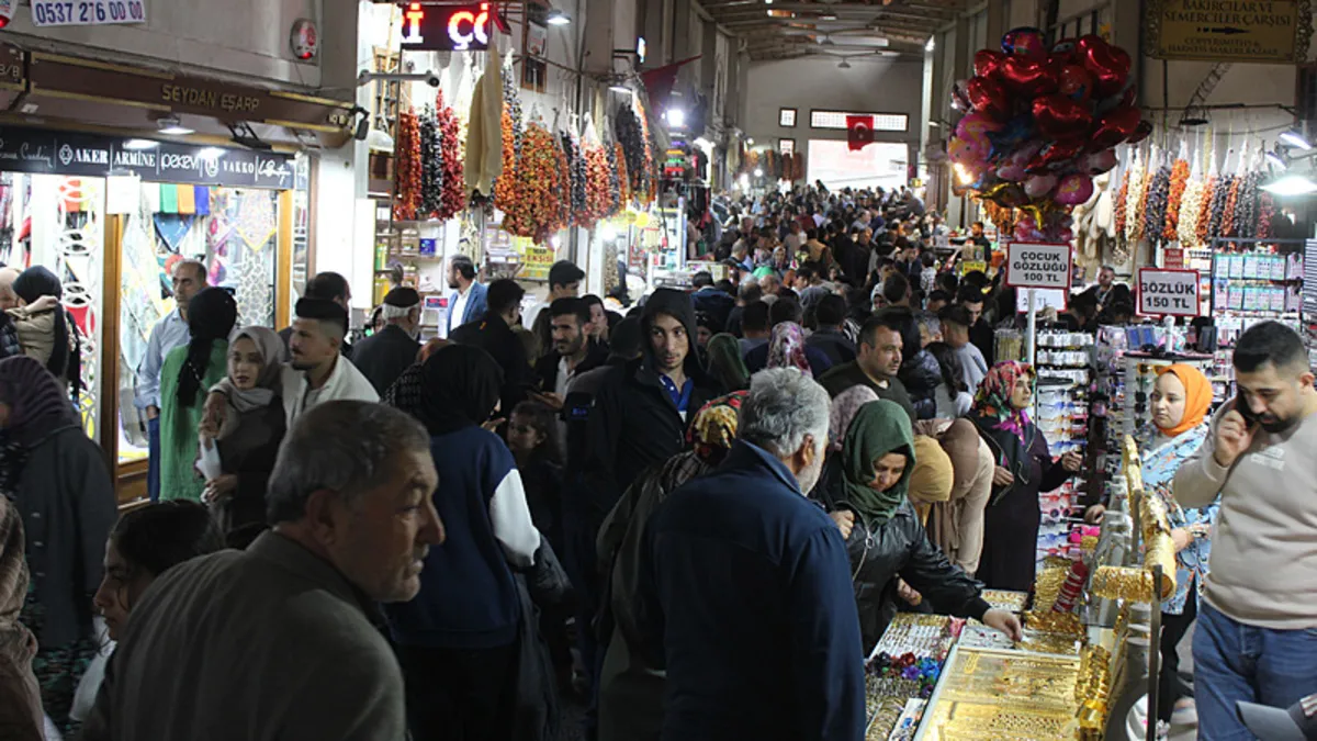 500 yıllık tarihi çarşıda Ramazan Bayramı yoğunluğu