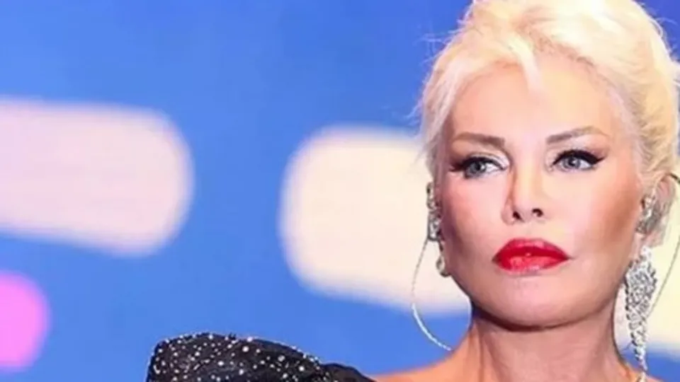 75 yaşındaki Ajda Pekkan 20’liklere taş çıkardı! Yılbaşı konserinde yeni imajı çok konuşuldu