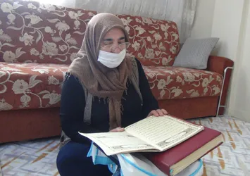 Kur'an-ı Kerim aşkı engelleri aştı! Okuma yazması olmadan başardı