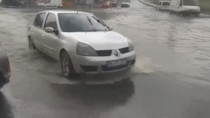 Görüntüler İstanbul’dan! Arnavutköy’de 15 dakikalık yağmur sokakları göle çevirdi