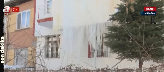 Deprem bölgesinde dondurucu soğuk! Bina buz sarkıtları ile kaplandı