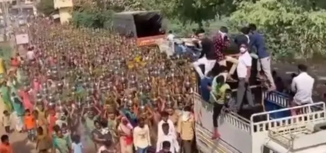 Hindistan’da tepki çeken dini tören! Yüzlerce kadın Covid-19’u hiçe saydı