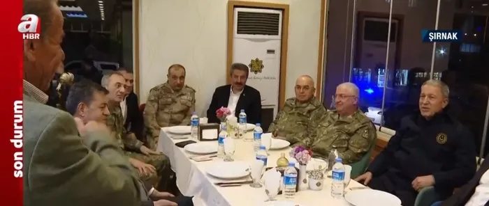 Milli Savunma Bakanı Hulusi Akar, Irak sınırının sıfır noktasında Mehmetçikle iftar yaptı
