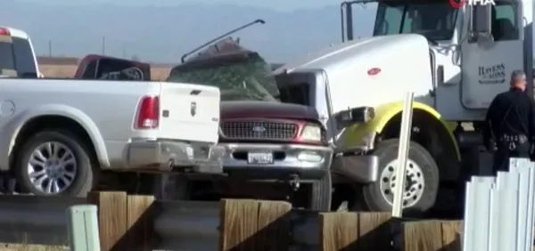 ABD’de katliam gibi kaza! En az 15 kişi hayatını kaybetti