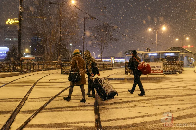 İstanbul beyaz örtüyle kaplandı! Ulaşımda aksama | Vali Yerlikaya uyardı: Zorunlu olmadıkça trafiğe çıkmayın 7