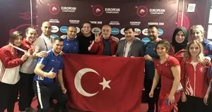 Kadın güreşçilerden tarihi başarı