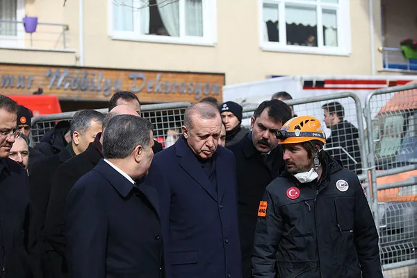 Son dakika: Başkan Erdoğan, Kartal’da enkaz bölgesinde incelemelerde bulundu