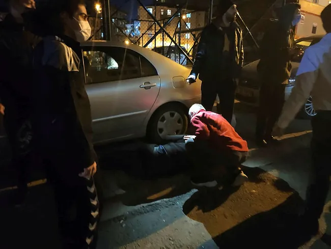 İstanbul’da kaza yapan araçla park halindeki otomobilin arasında kaldı - 4