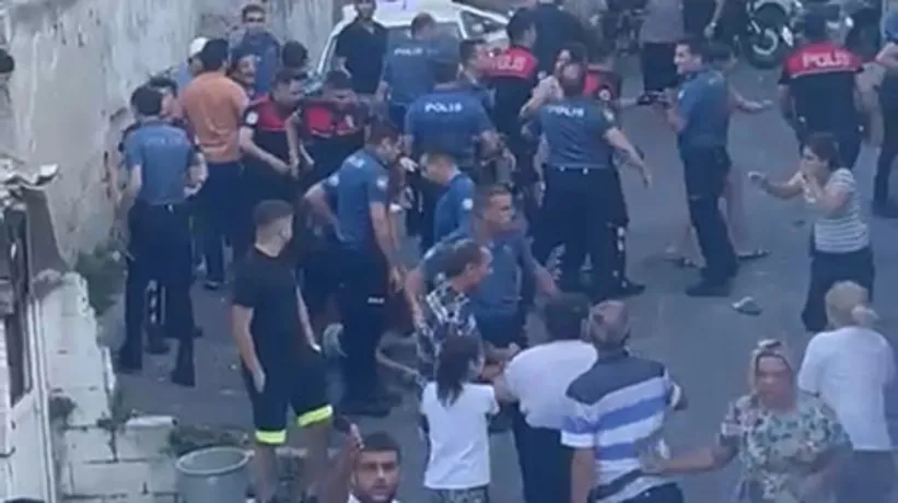 İstanbul'da hareketli anlar! Mahalleye giren polise saldırdılar