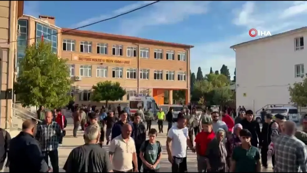 manisa-turgutluda-inci-uzmez-mesleki-ve-teknik-anadolu-lisesi-onunde-silahli-saldiri-yaralilar-var-1790056646250.jpeg Manisa Turgutlu'da İnci Üzmez Mesleki ve Teknik Anadolu Lisesi önünde silahlı saldırı! Yaralılar var - 4