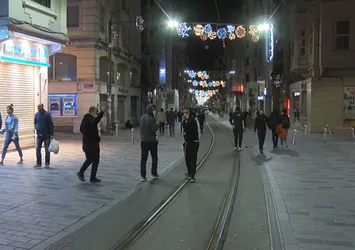 İstanbullular İstiklal Caddesi'ne akın etti