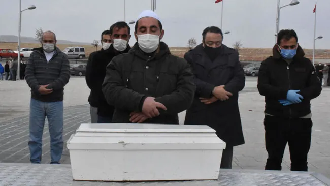 Sivas'ta yürek yakan kare! 18 gün sonra toprağa verilen bebeğin cenaze törenine 6 kişi katıldı - 2
