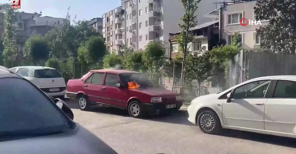 Park halindeki otomobil alev alev yandı