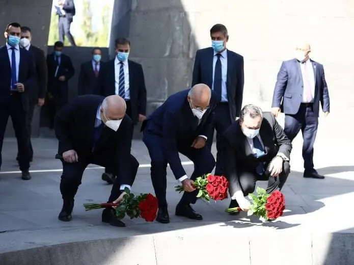 Yunanistan’dan yeni provokasyon! Dışişleri Bakanı Dendias’tan sözde soykırım anıtına ziyaret