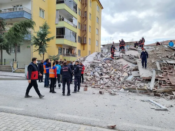 son-dakika-malatyada-5-katli-bina-coktu-enkaz-altinda-kalan-var-mi-1679662287106.jpg Son dakika! Malatya'da 5 katlı bina çöktü: Enkaz altında kalan var mı? - 4