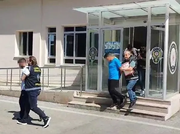 esini-darp-ettigi-iddia-edilen-adami-olduresiye-dovup-videoya-kaydettiler-1717623365060.jpeg Eşini döven adama meydan dayağı! Öldüresiye dövüp videoya kaydettiler - 3