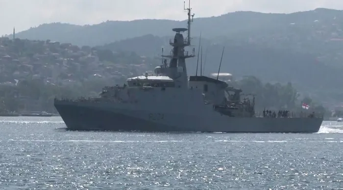 Son dakika: İngiliz savaş gemisi İstanbul Boğazı'ndan geçti - 1