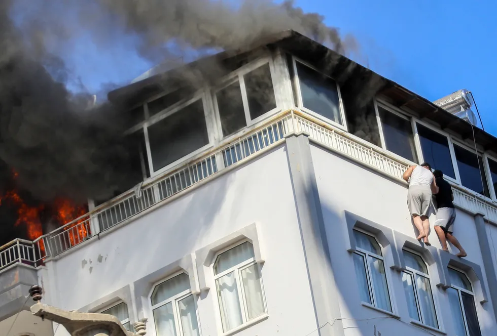 Antalya'da yangın dehşeti: Korkuluğa tutunup yardım beklediler! İtfaiye son anda yetişti - 2