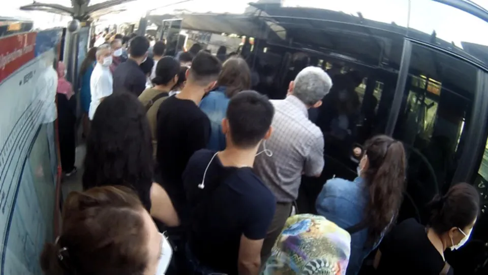 Metrobüs çilesi bitmiyor! İstanbullular çözüm üretemeyen İBB'ye isyan etti