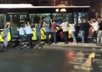 İstanbul'da bir İETT otobüsü kazası daha! Refüjde asılı kaldı