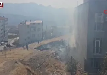 Boş arazide odun ve lastikler yandı