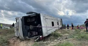 Feci kaza! İşçileri taşıyan otobüs devrildi