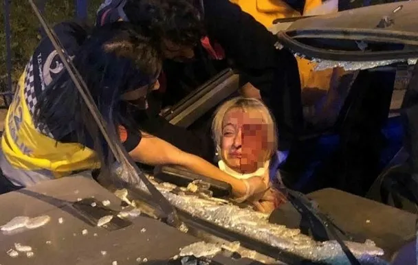 Başkent’te otomobil reklam panosuna çarptı: 1 yaralı - 2
