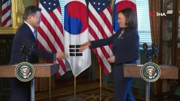 ABD Başkan Yardımcısı Kamala Harris’in yaptığı hareket olay oldu! Güney Kore Devlet Başkanı Moon Jae-in... - 3