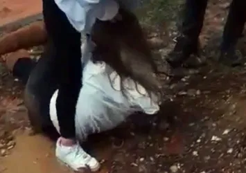 Okul bahçesinde skandal görüntü! Kızın saçlarından tutup çamurda sürükledi