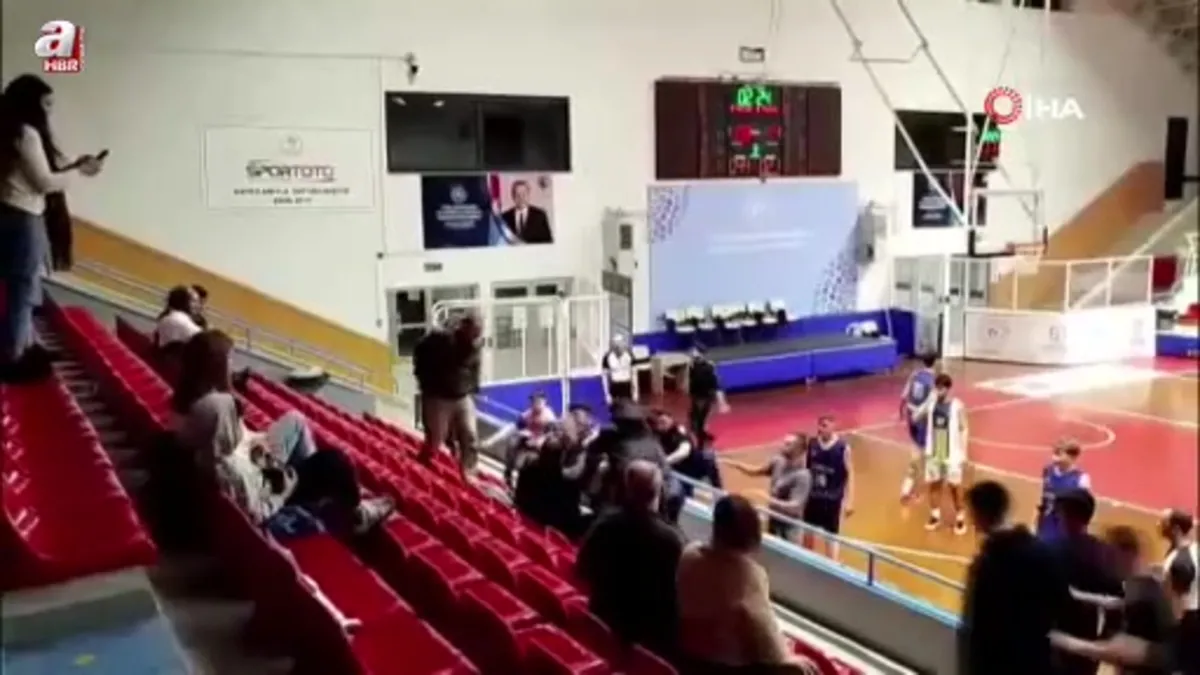 Kocaeli'de U16 basketbol maçında yumruklar havada uçuştu