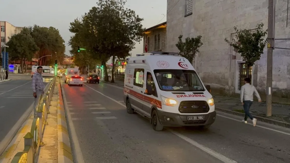 Edirne’de motosiklet refüje çarptı: 2 yaralı