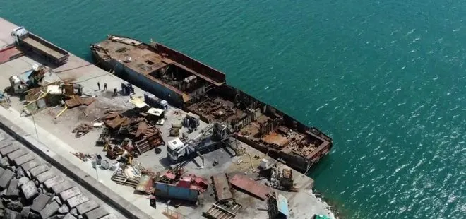 Şile’de 1976 yapımı olan ve geçen hafta yanan yük gemisi parçalara ayrılıyor