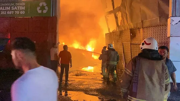 Son dakika: İstanbul'da geri dönüşüm fabrikasındaki yangın söndürüldü - 4
