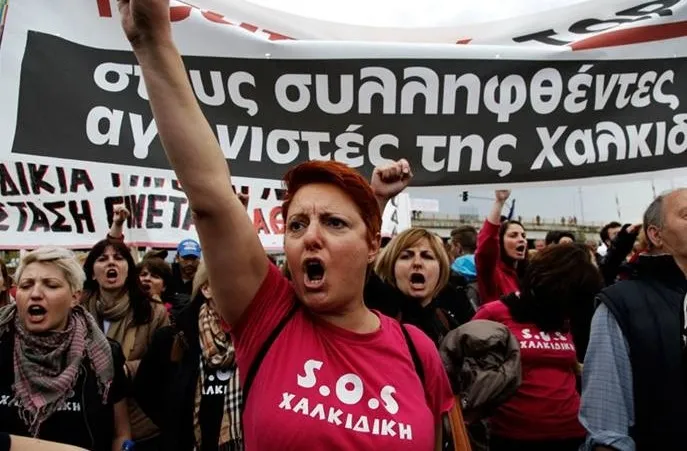 avrupa-sosyal-cokusun-esiginde-aile-ici-siddet-taciz-tecavuz-kitada-iki-katina-cikti-1735194133113.jpg Yunanistan'da aile içi şiddeti ve kadın cinayetlerindeki artan oranı protesto eden Yunan kadınlar (Arşiv)