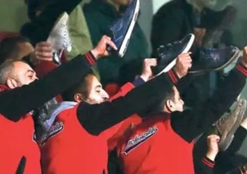 Şenol Güneş’e ayakkabılı protesto!